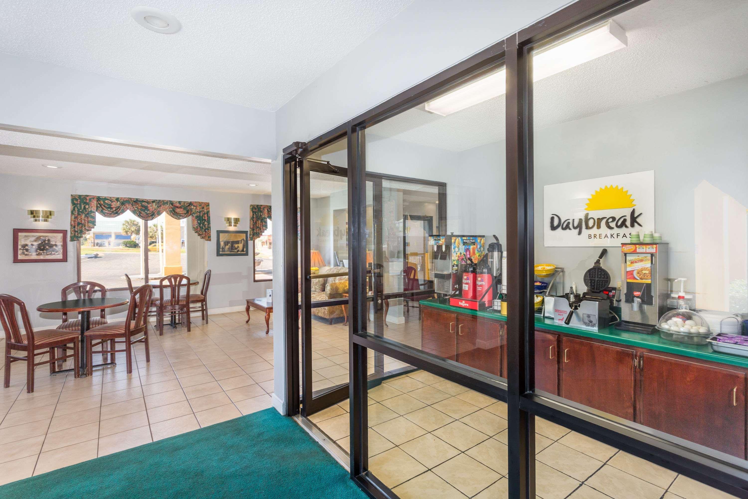 Days Inn By Wyndham Enterprise Extérieur photo